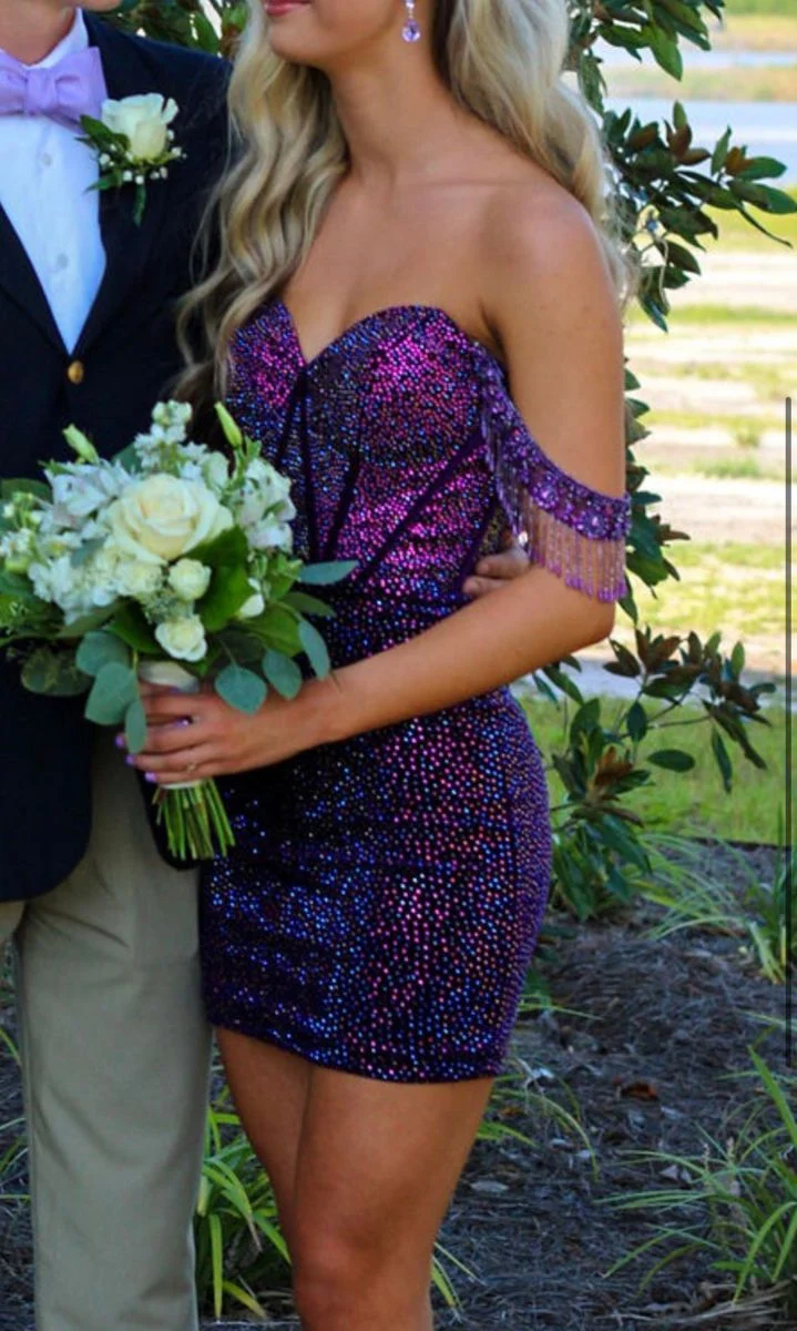 Robe de soirée courte à épaules dénudées et perles