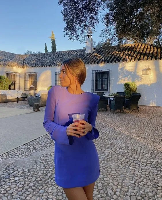 Robe de soirée courte violette à la mode