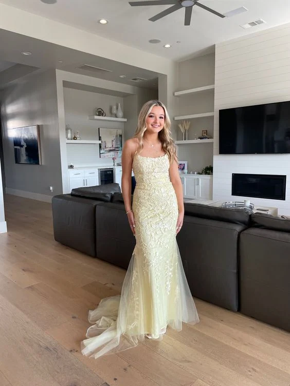 Robe de soirée élégante en dentelle jaune dos nu