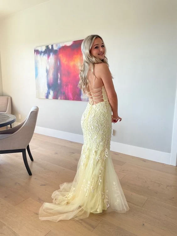 Robe de soirée élégante en dentelle jaune dos nu