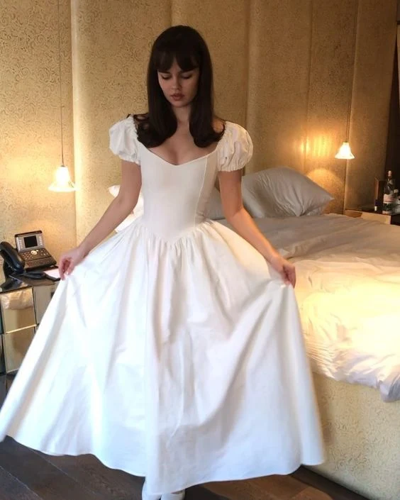 Robe de bal blanche élégante coupe trapèze pour femmes, idéale pour les soirées dansantes