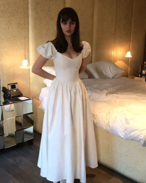 Robe de bal blanche élégante coupe trapèze pour femmes, idéale pour les soirées dansantes