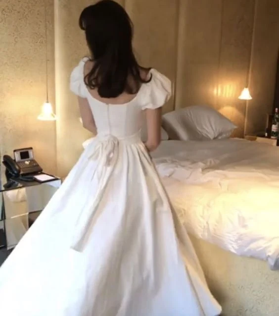 Robe de bal blanche élégante coupe trapèze pour femmes, idéale pour les soirées dansantes
