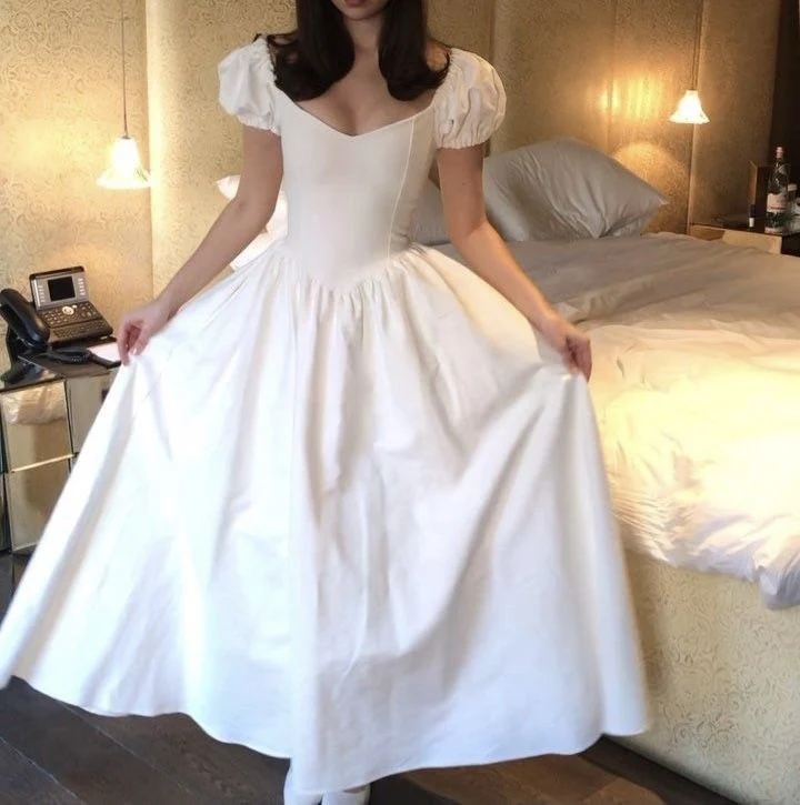 Robe de bal blanche élégante coupe trapèze pour femmes, idéale pour les soirées dansantes