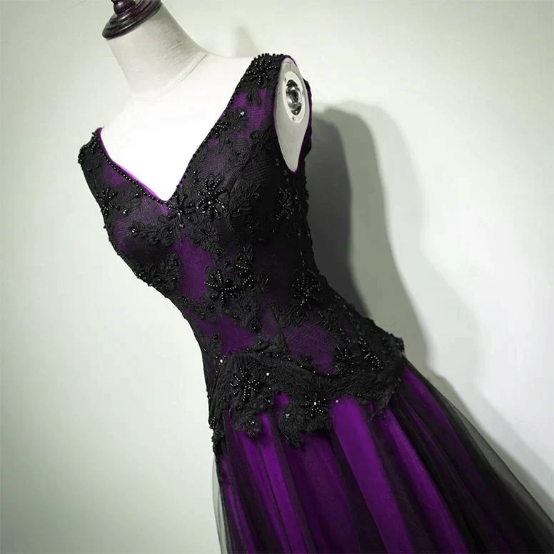 Superbe robe de bal en tulle violet et noir avec décolleté en V et perles