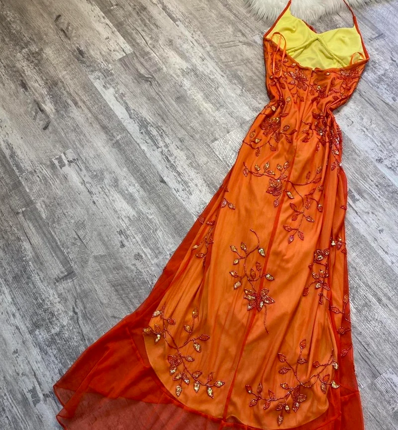 Robe de bal élégante orange à bretelles spaghetti et perles pour femme