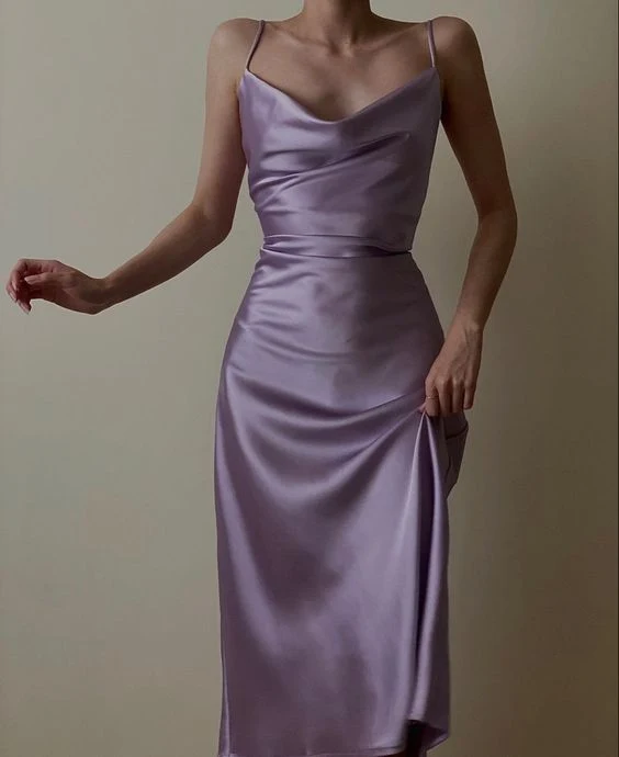 Robe de soirée moulante en satin de soie violet à bretelles spaghetti
