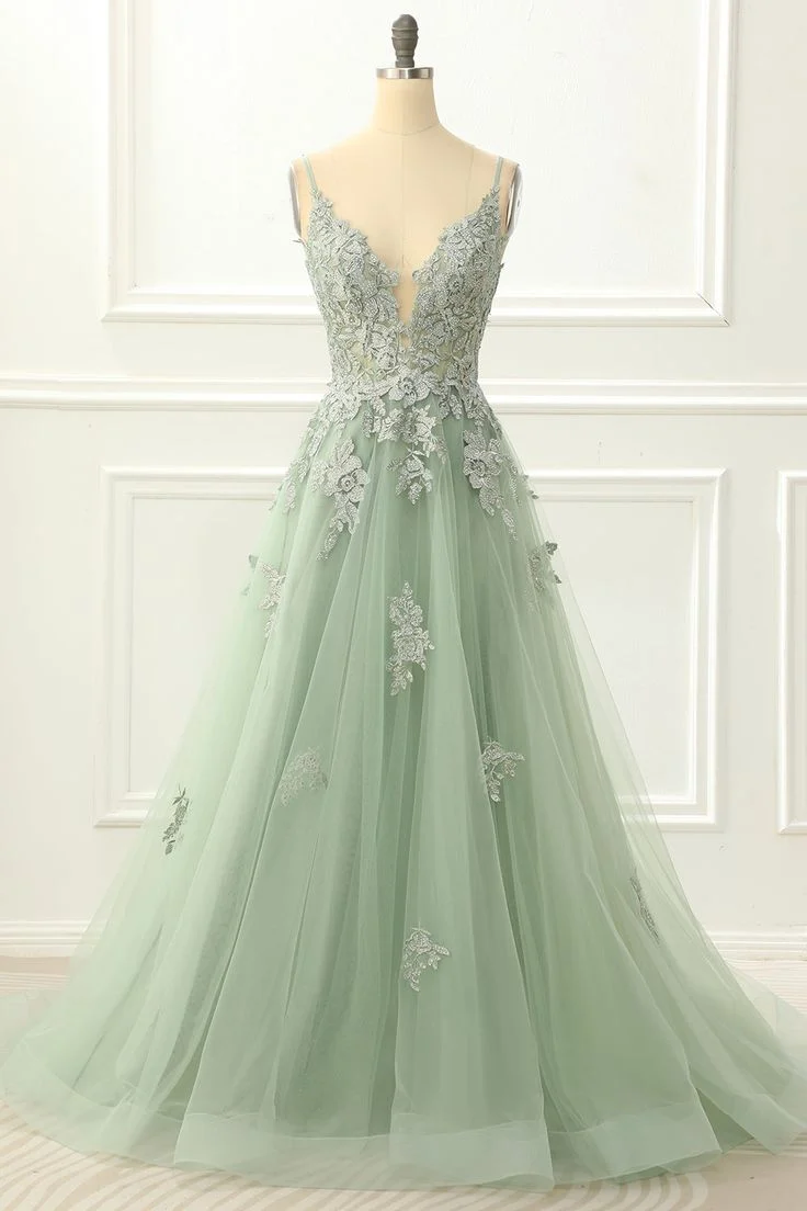 Superbe robe de bal en tulle vert à bretelles spaghetti et détails appliqués