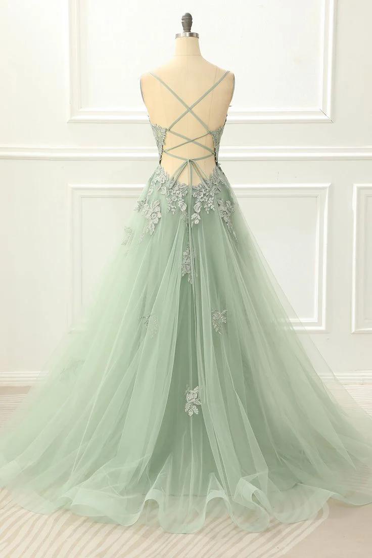 Superbe robe de bal en tulle vert à bretelles spaghetti et détails appliqués