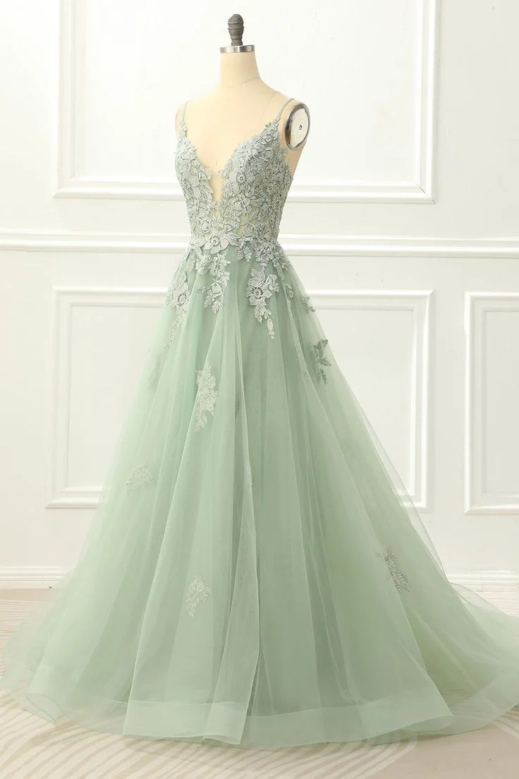 Superbe robe de bal en tulle vert à bretelles spaghetti et détails appliqués