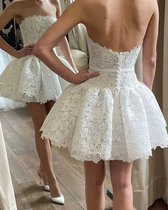 Robe de mariée élégante en dentelle plissée blanche pour femme