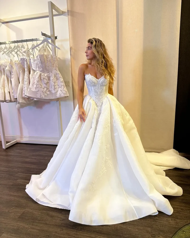 Robe de mariée trapèze en dentelle ivoire avec décolleté en cœur