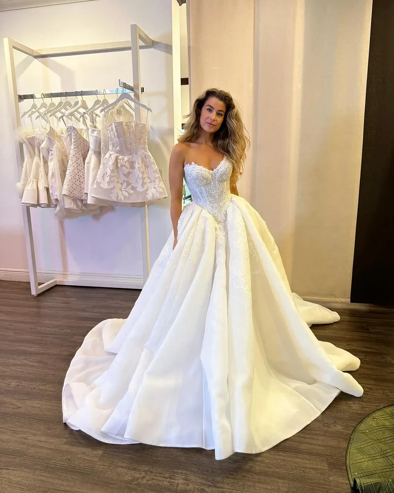 Robe de mariée trapèze en dentelle ivoire avec décolleté en cœur