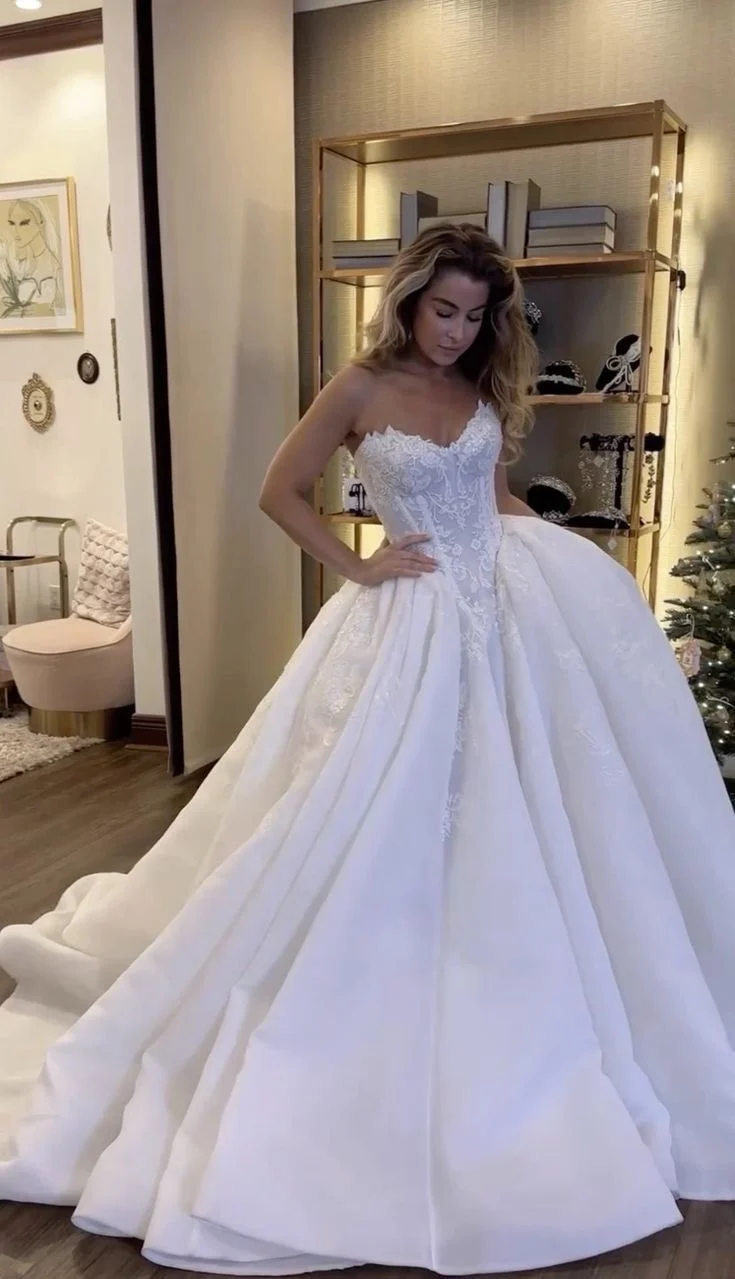 Robe de mariée trapèze en dentelle ivoire avec décolleté en cœur