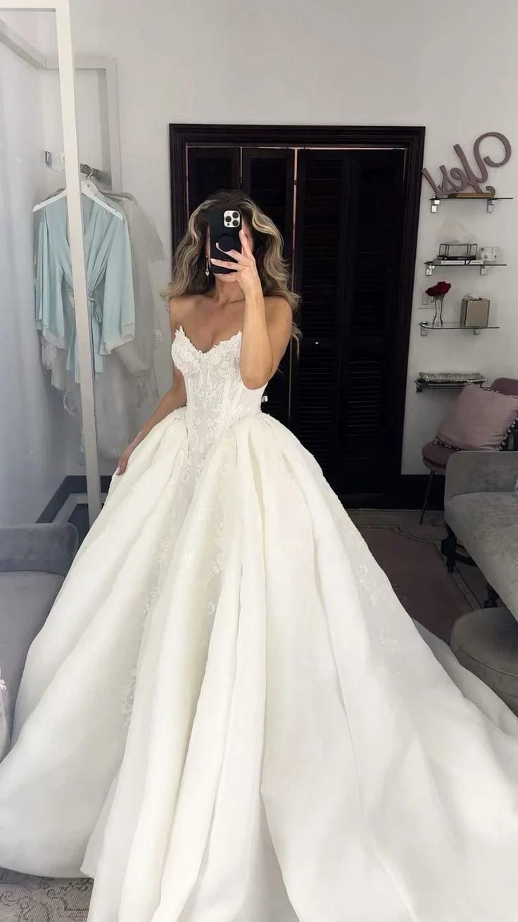 Robe de mariée trapèze en dentelle ivoire avec décolleté en cœur