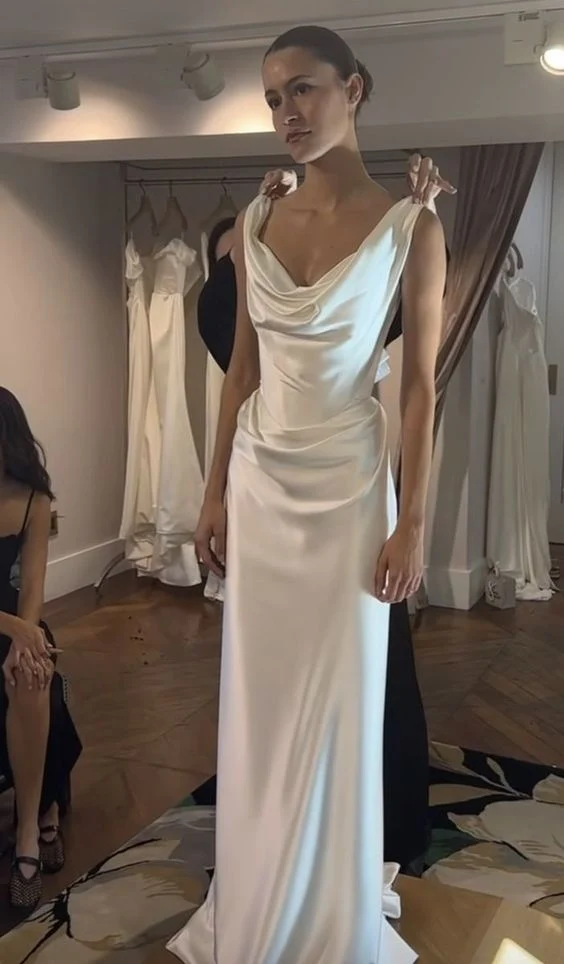 Robe de mariée longue en satin à épaules dénudées et gaine sexy