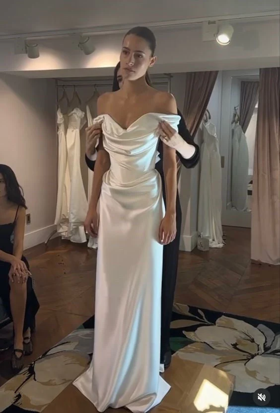 Robe de mariée longue en satin à épaules dénudées et gaine sexy