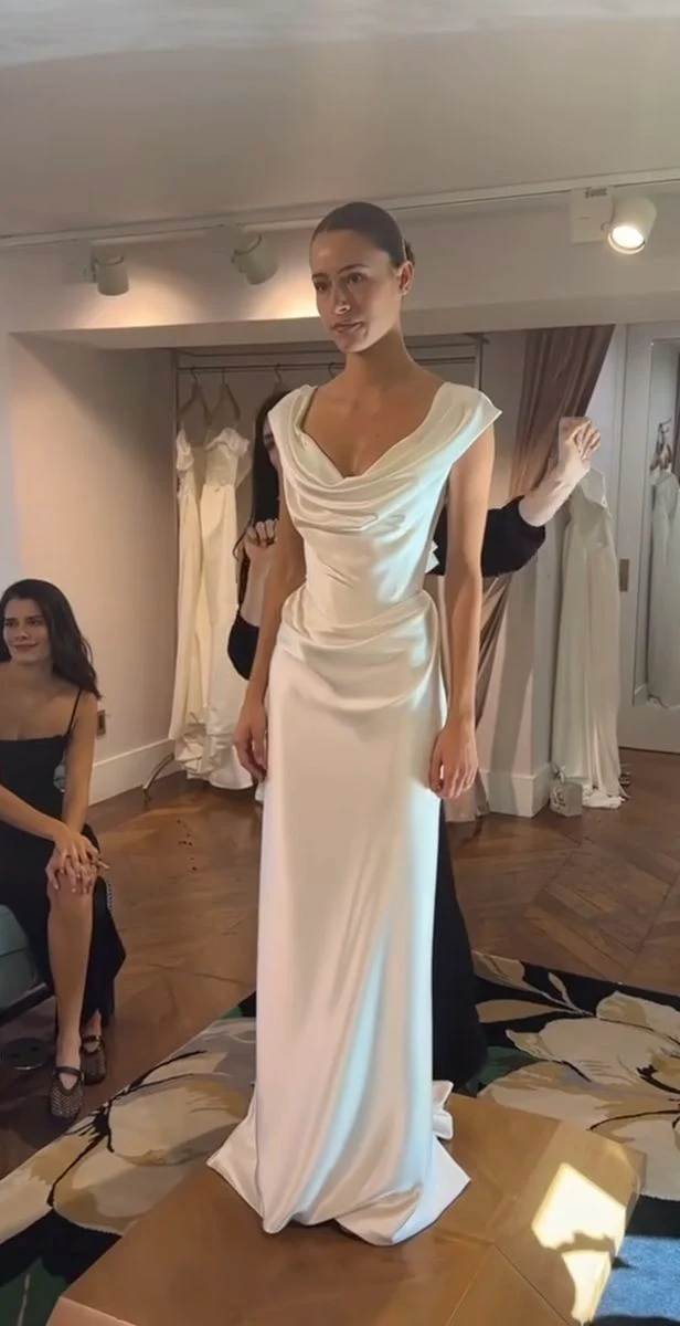 Robe de mariée longue en satin à épaules dénudées et gaine sexy