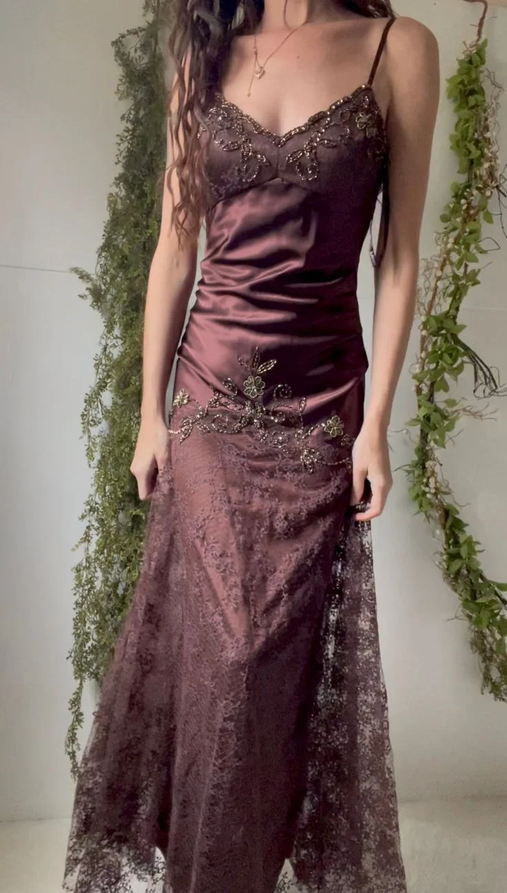 Robe de soirée violette vintage avec des détails floraux élégants