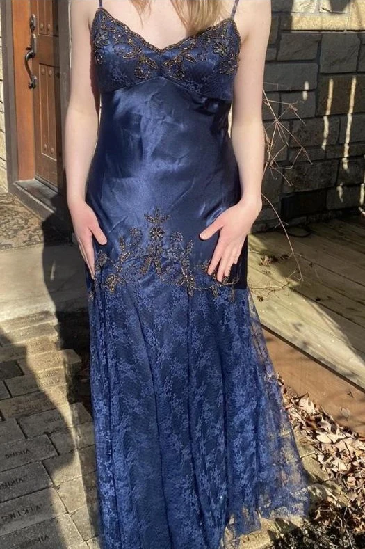 Robe de soirée violette vintage avec des détails floraux élégants
