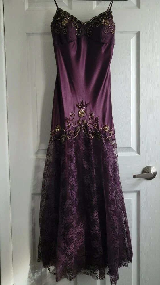 Robe de soirée violette vintage avec des détails floraux élégants