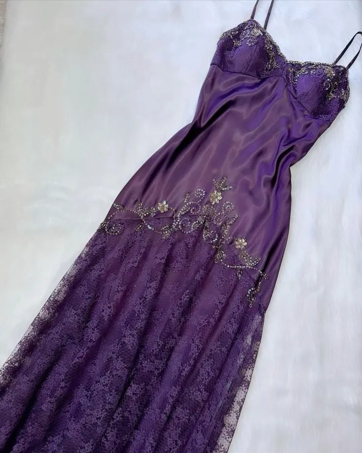 Robe de soirée violette vintage avec des détails floraux élégants