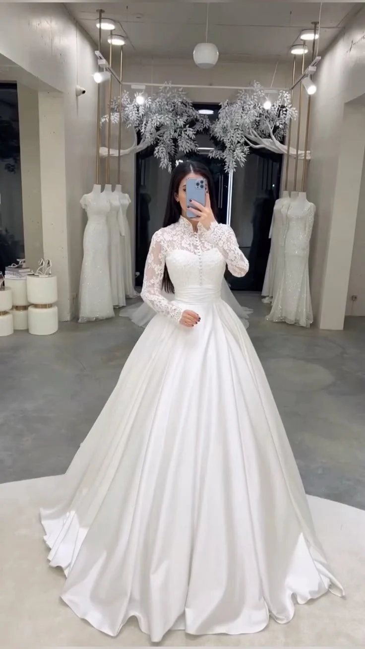 Robe de mariée longue élégante en satin et dentelle