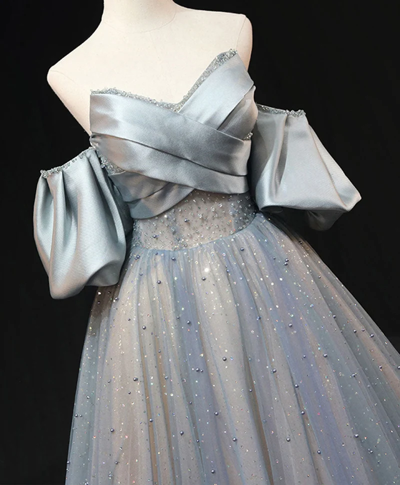 Robe de soirée longue bleue en tulle et perles