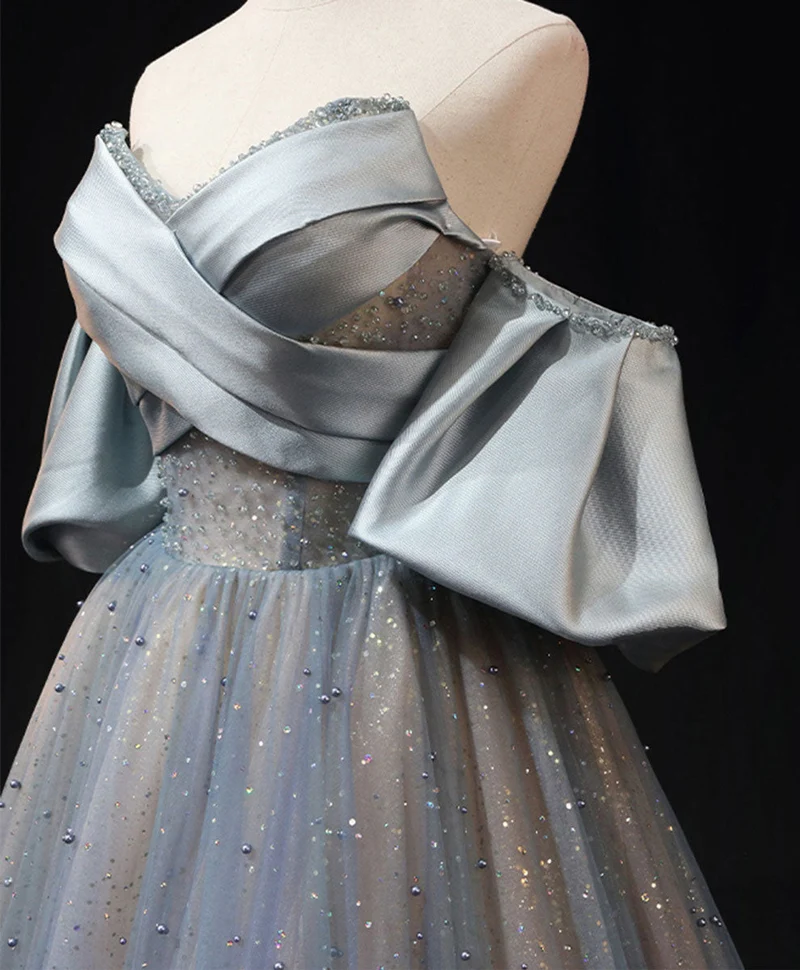 Robe de soirée longue bleue en tulle et perles