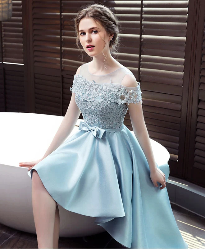 Robe de soirée élégante en satin bleu clair et dentelle