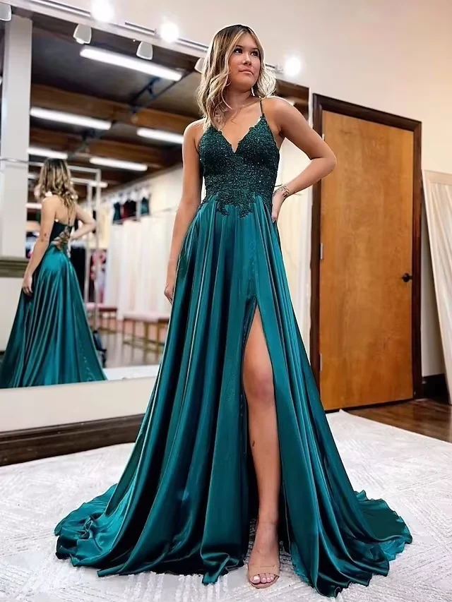 Robe de bal élégante longue en satin à col en V et dentelle