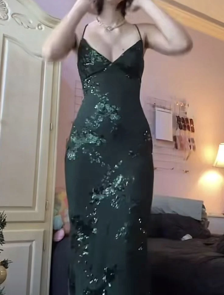 Robe de bal verte à col en V et détails pailletés