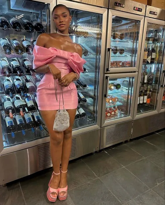 Robe de bal courte en satin rose