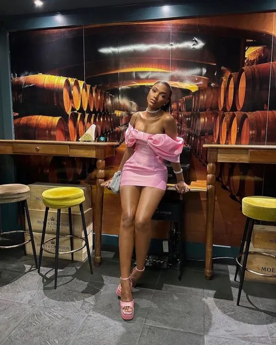 Robe de bal courte en satin rose