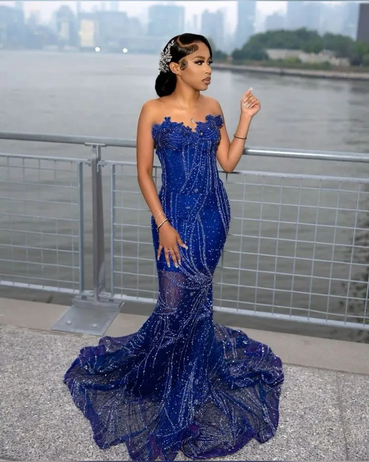 Robe de bal sirène bleu roi à sequins et décolleté en cœur