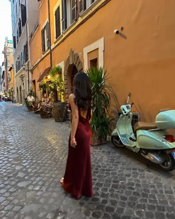 Robe de bal bordeaux à col en V profond, robe de soirée en satin
