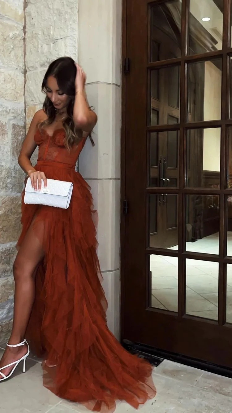 Robe de soirée rouge rouille à volants et décolleté en cœur