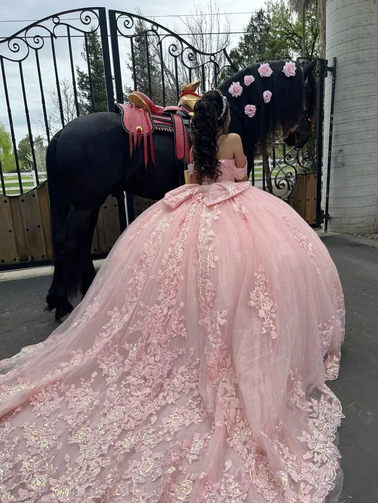 Robe de bal rose à épaules dénudées et nœud