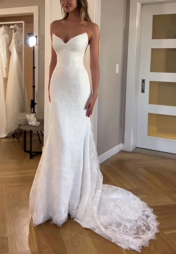 Robe de mariée élégante en dentelle et col en V avec une magnifique sirène