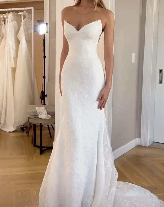 Robe de mariée élégante en dentelle et col en V avec une magnifique sirène