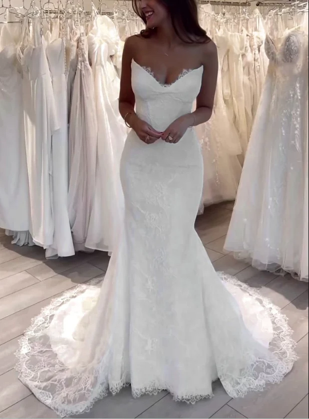 Robe de mariée élégante en dentelle et col en V avec une magnifique sirène