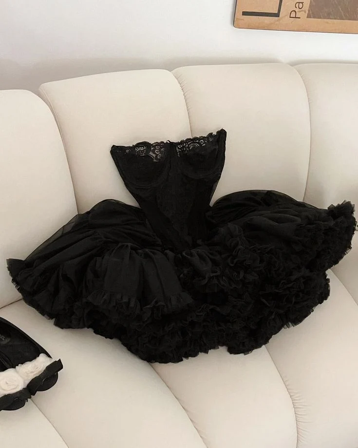 Robe de bal élégante sans bretelles en dentelle noire