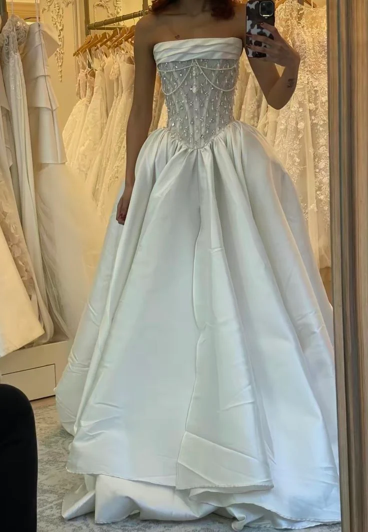 Robe de mariée élégante en satin, coupe trapèze, sans bretelles, avec perles et dentelle