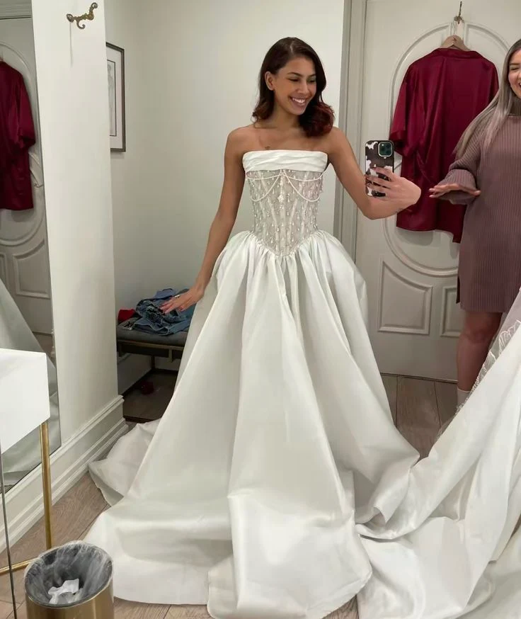 Robe de mariée élégante en satin, coupe trapèze, sans bretelles, avec perles et dentelle