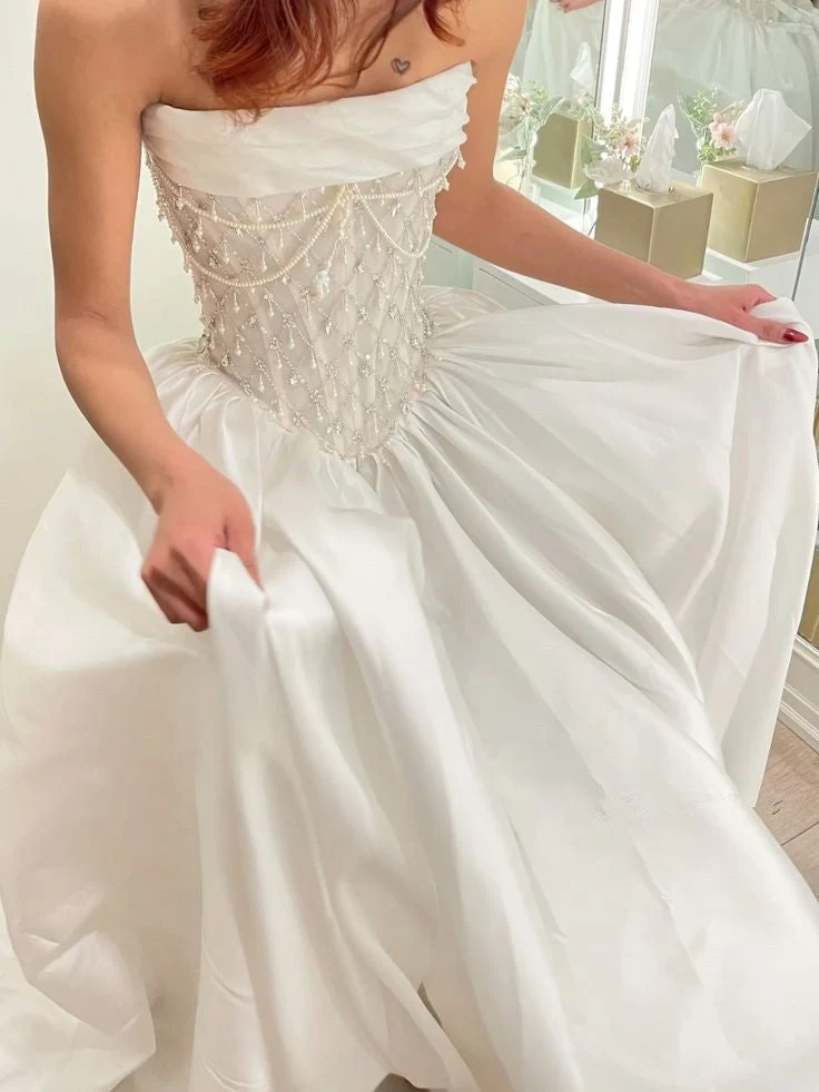 Robe de mariée élégante en satin, coupe trapèze, sans bretelles, avec perles et dentelle
