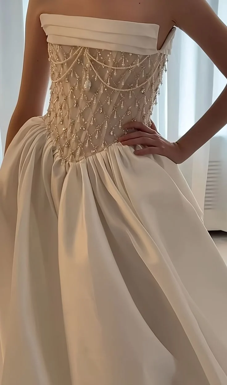 Robe de mariée élégante en satin, coupe trapèze, sans bretelles, avec perles et dentelle