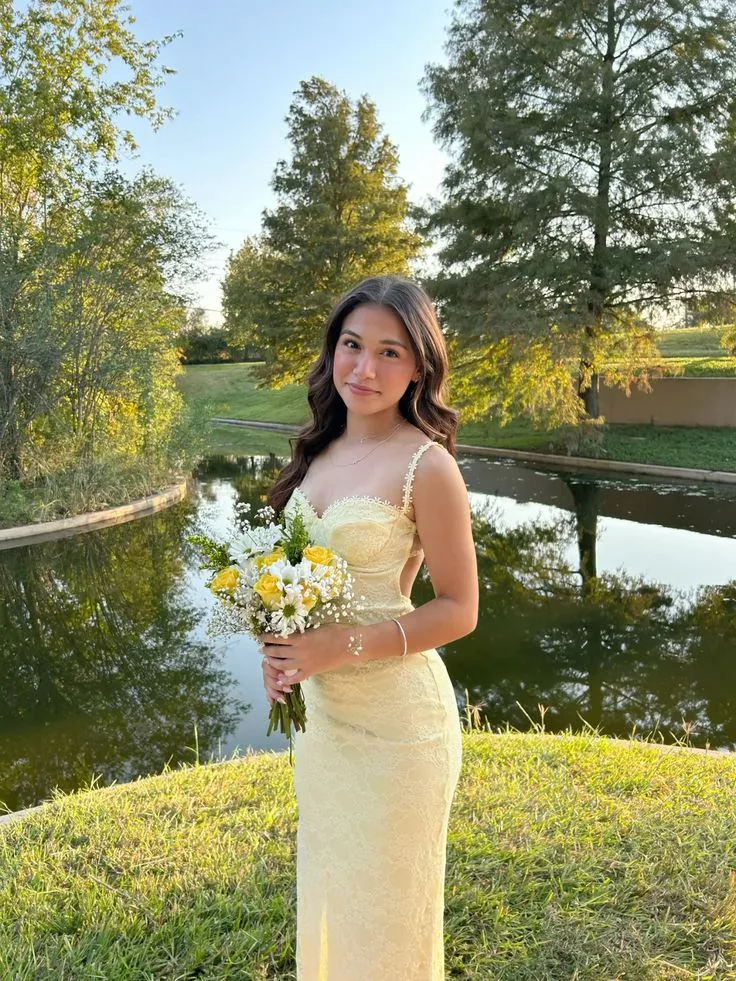 Robe de soirée élégante en dentelle jaune pastel
