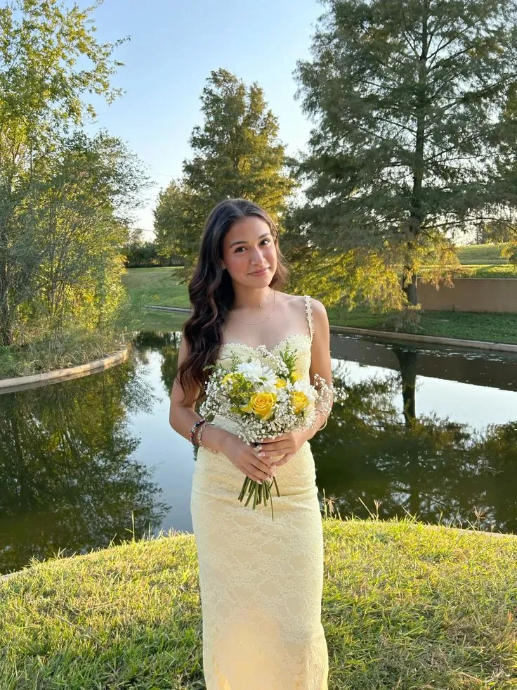 Robe de soirée élégante en dentelle jaune pastel