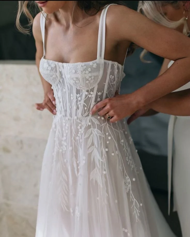 Superbe robe de mariée princesse en tulle et bretelles pour les mariées