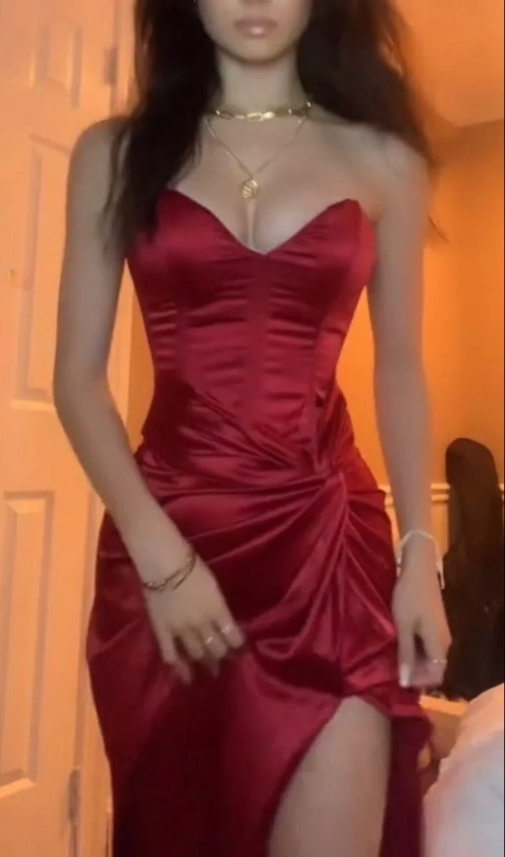Robe de soirée longue bustier bordeaux avec fente et tissu satiné